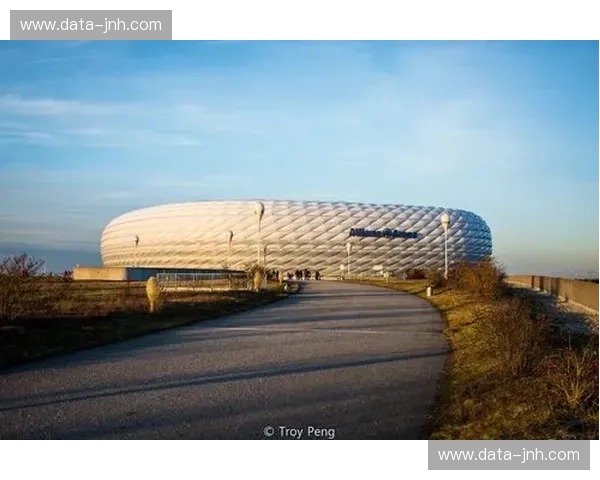 诸神之战：当红蓝之魂遇见黑白信仰，诺坎普与安联球场的史诗重逢